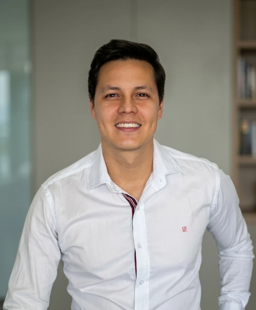 Foto profesional de Cristian Villamizar especialista en Facilities Management